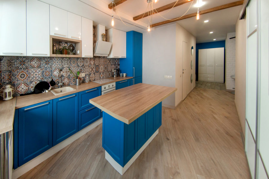 Белая кухня синяя столешница. Синяя кухня со столешницей под дерево. Голубая кухня с деревянной столешницей. Синяя кухня с островом. Голубая кухня со столешницей под дерево.